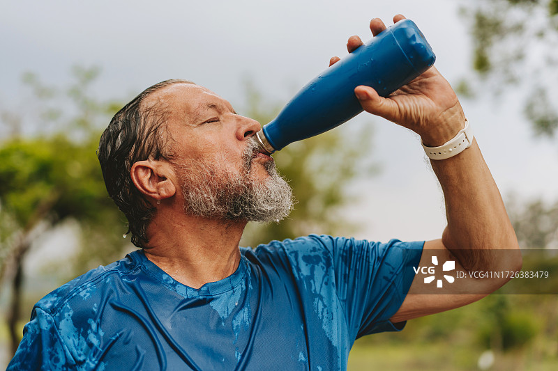 一位老人喝水锻炼的画像图片素材