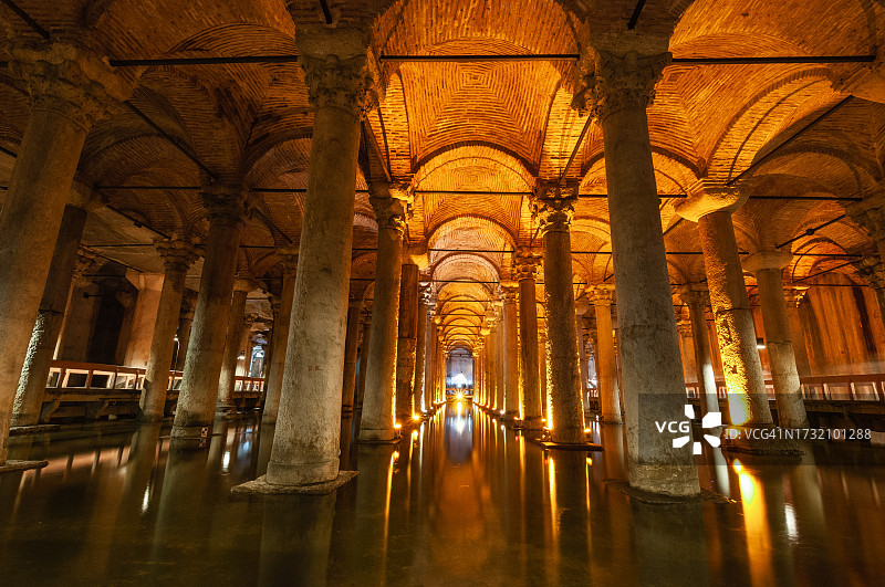 土耳其伊斯坦布尔大教堂水池的柱廊图片素材