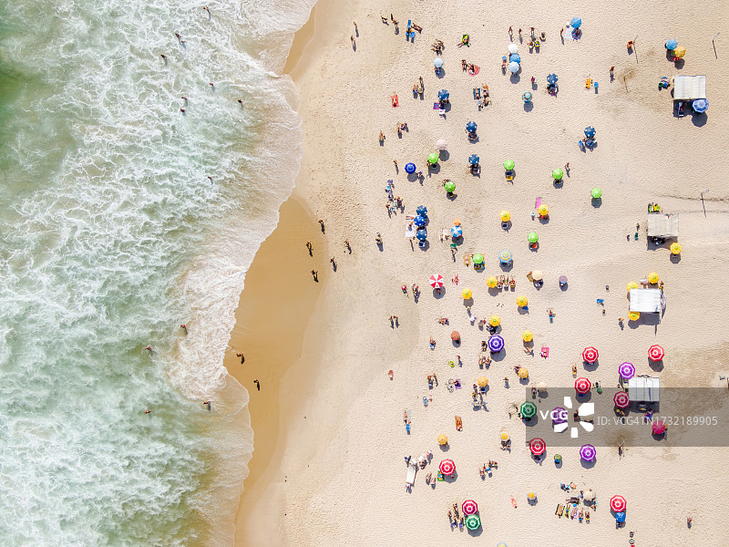 俯瞰俯瞰，人们在巴西里约热内卢的伊帕内玛海滩放松和享受夏天图片素材
