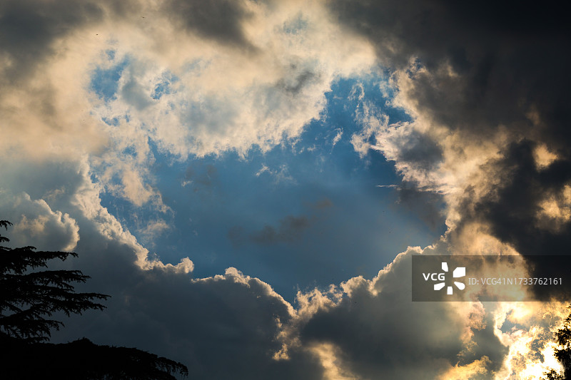 阳光穿过云层的低角度视角图片素材