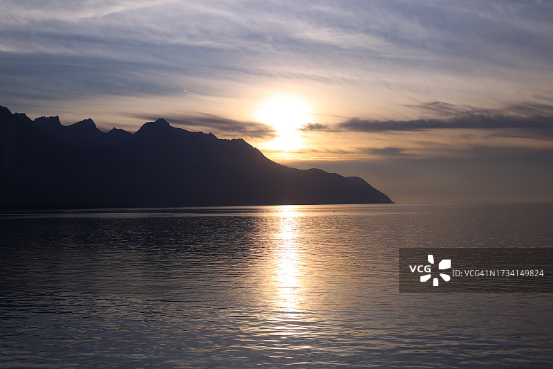 日落时大海对天空的美景，瑞士图片素材