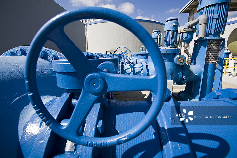 水净化厂的重型车轮和泵图片素材