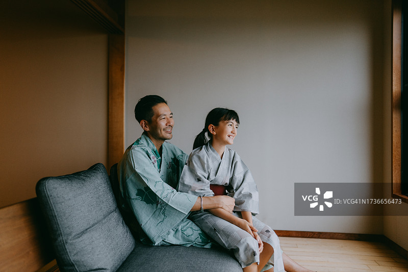 日本，父亲和年幼的女儿在家中穿着和服图片素材