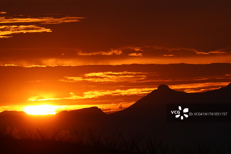橙色天空映衬下的山影，美国亚利桑那州道格拉斯图片素材