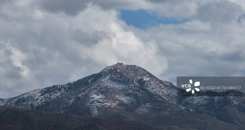 低角度看雪山对天空，盐湖城，犹他州，美国图片素材