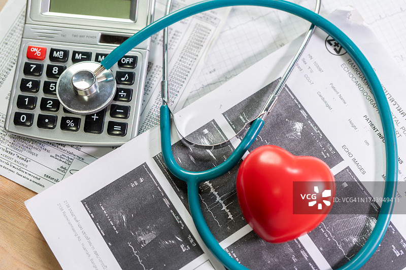 心脏图与医疗听诊器和小红心脏在桌子上的特写图片素材