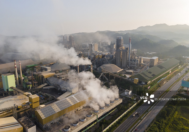 排放烟雾和制造污染的工厂图片素材