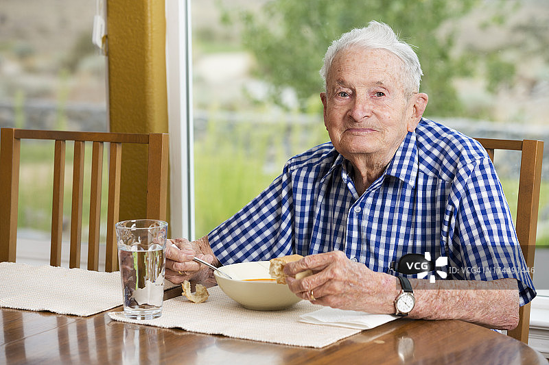 一个90多岁的老人在家吃午饭图片素材