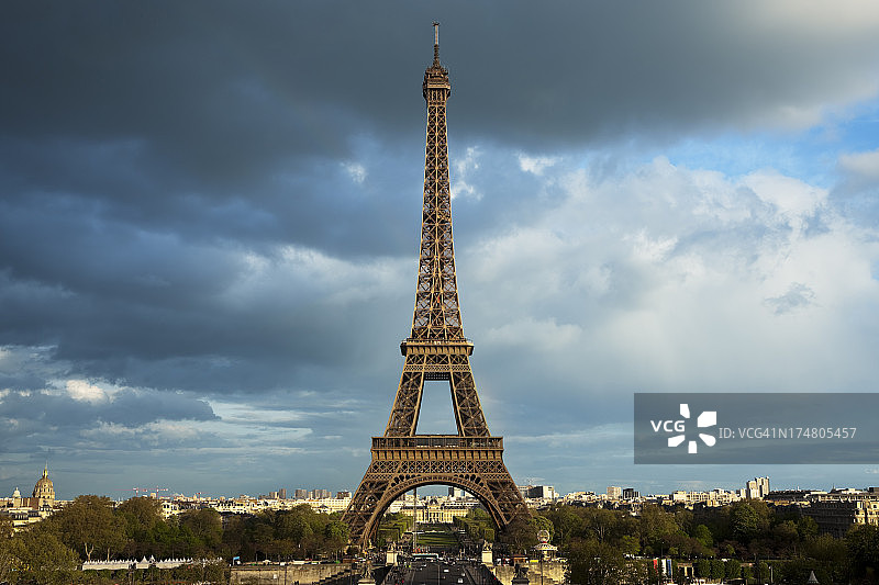 法国巴黎，阳光下的埃菲尔铁塔图片素材