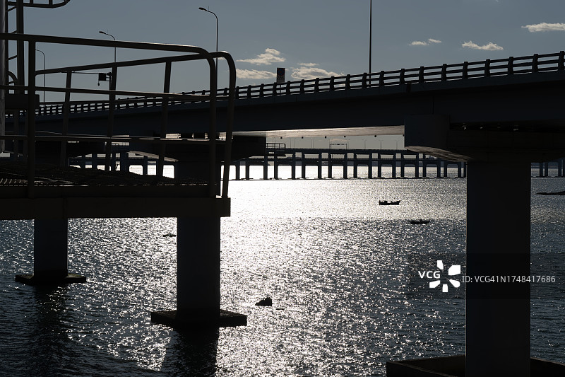 大连兴海湾大桥下背光，这是一座钢质斜拉桥。图片素材