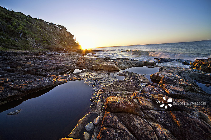 海岸岩石上的日落图片素材