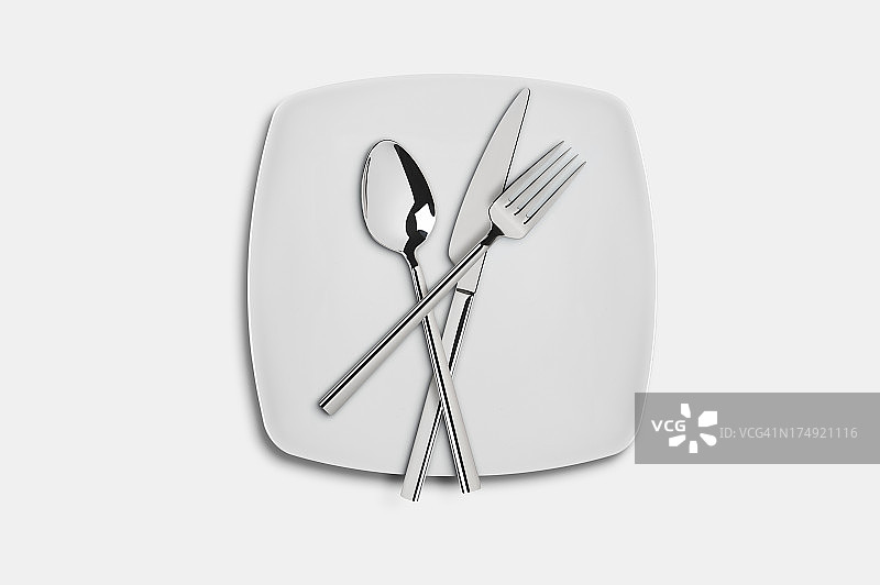 勺子，叉子和餐刀放在盘子里图片素材