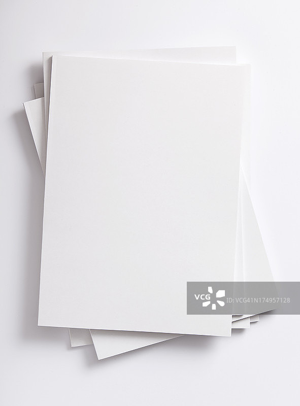 白色背景上的一叠白纸图片素材