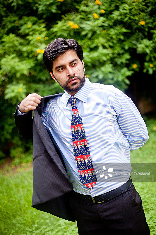 户外肖像英俊的亚洲印度男人穿衣服图片素材