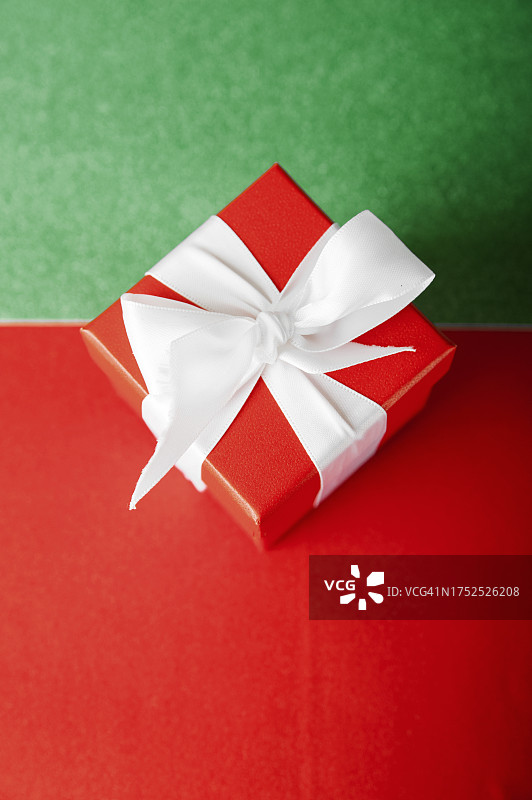 绿色和红色背景的礼物盒子。销售，电子商务，包装，折扣。图片素材
