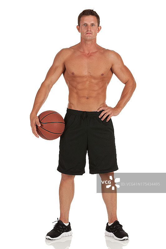 肌肉发达的男人拿着篮球图片素材
