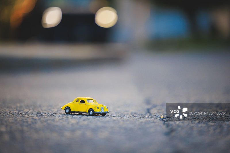 加拿大公路上的玩具车特写图片素材