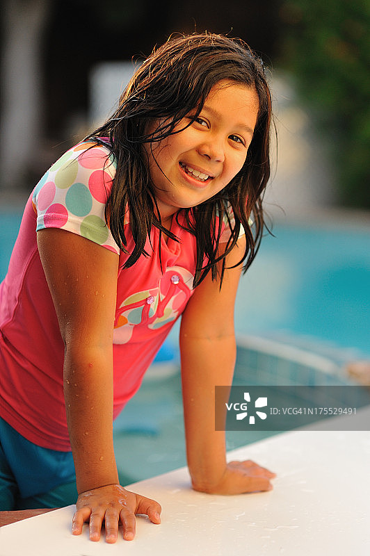 小女孩在水里享受夏日图片素材
