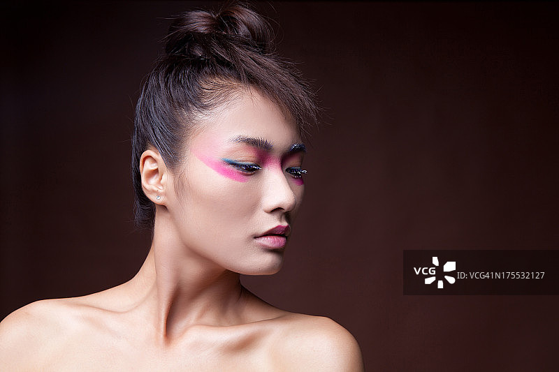 亚洲女性的化妆图片素材