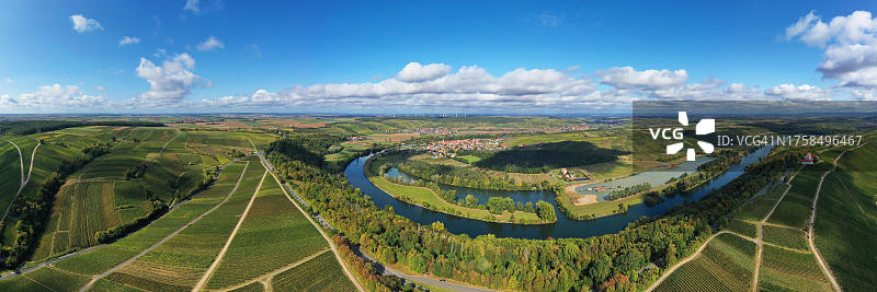 Volkach附近的Mainschleife蜿蜒穿过山谷，周围是田野和葡萄园。Volkach, Kitzingen，下Franconia，巴伐利亚，德国图片素材