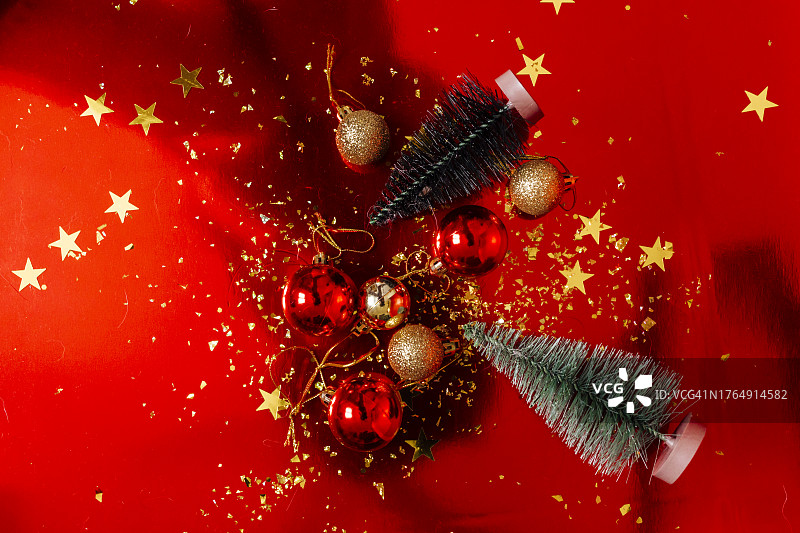 概念圣诞树与球在红色背景图片素材