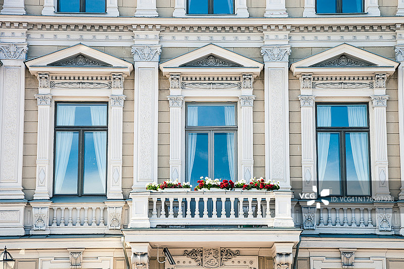 赫尔辛基市中心一栋建筑的阳台特写图片素材