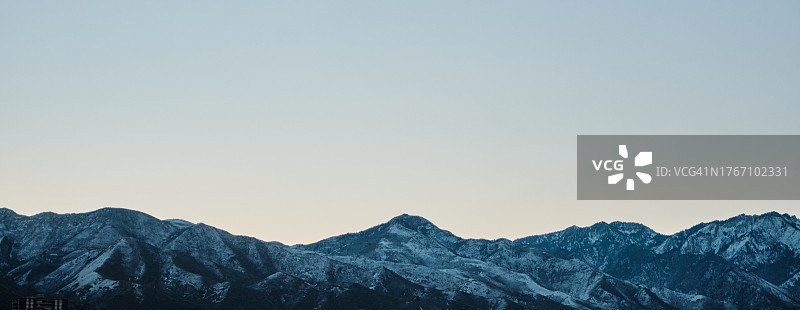 美国犹他州盐湖城，白雪皑皑的高山，晴空万里图片素材