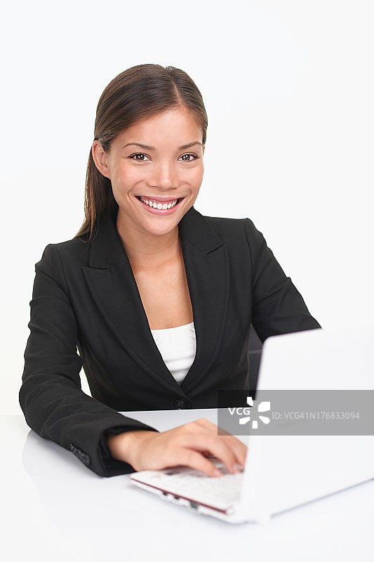 一位正在使用笔记本电脑的女商人图片素材