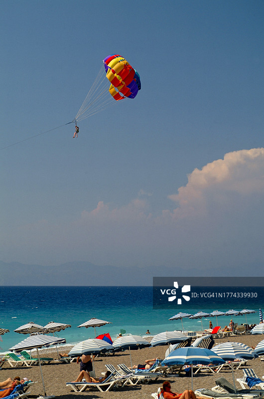 希腊旅游海滩场景与降落伞或滑翔伞在海上图片素材