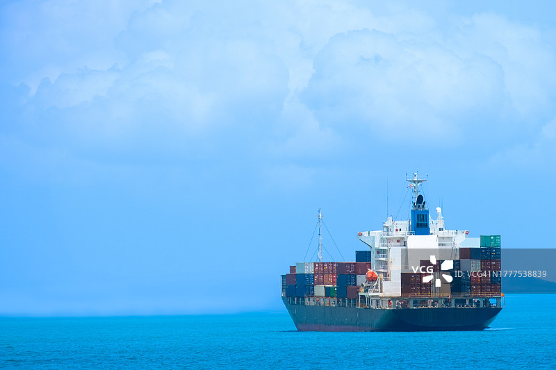 集装箱运输业务鸟瞰图、进出口物流、大型货轮运输的国际贸易概念图片素材