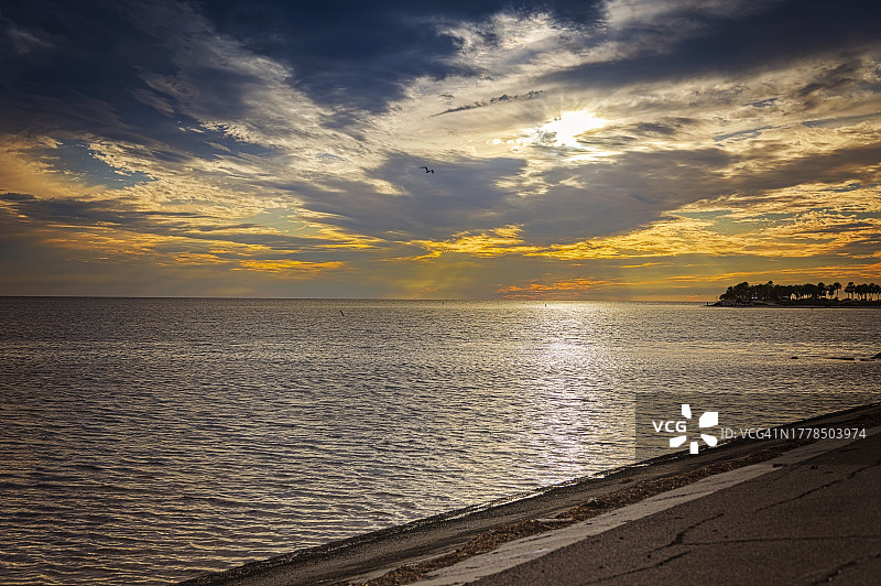 日落时大海对天空的美景，塔蓬泉，佛罗里达州，美国图片素材