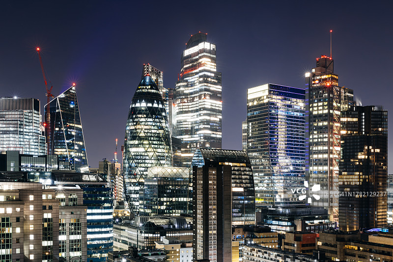 英国，夜晚的伦敦天际线图片素材