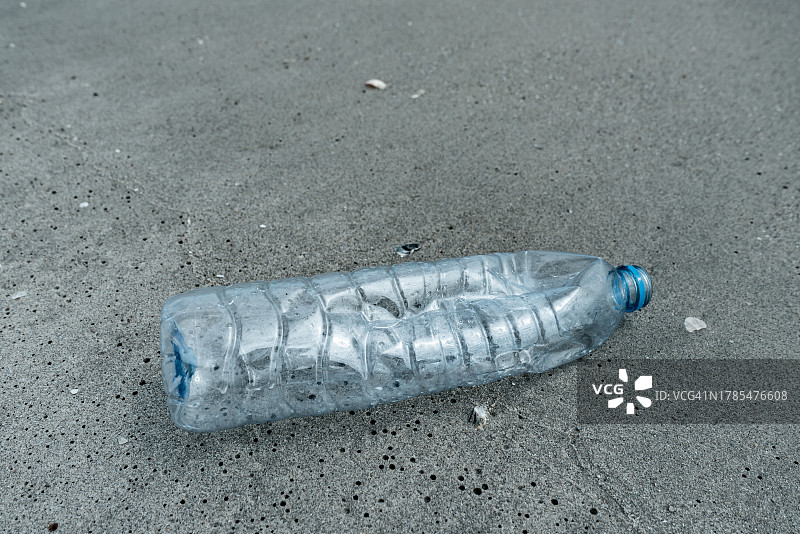 塑料水瓶污染海洋。环境的概念。图片素材
