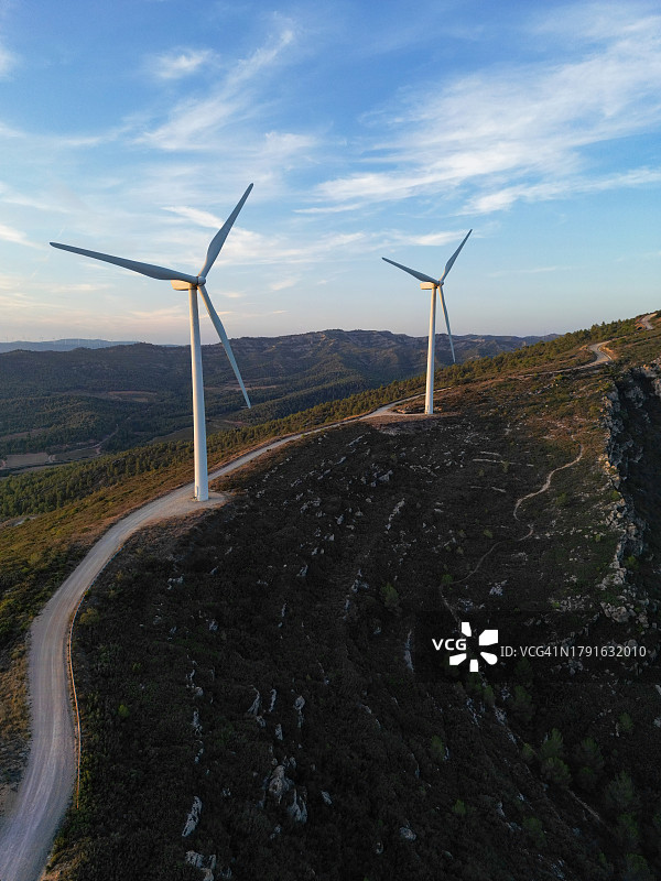 鸟瞰图风力涡轮机在自然山景观日落。图片素材