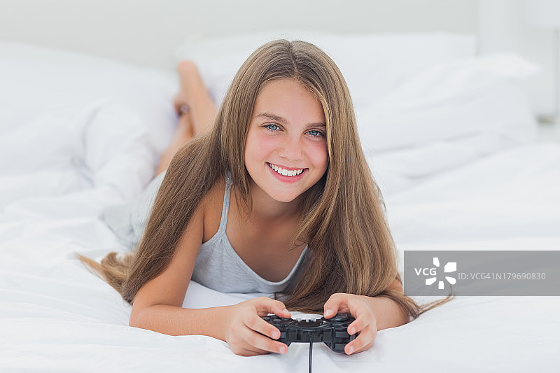 小女孩在玩电子游戏图片素材