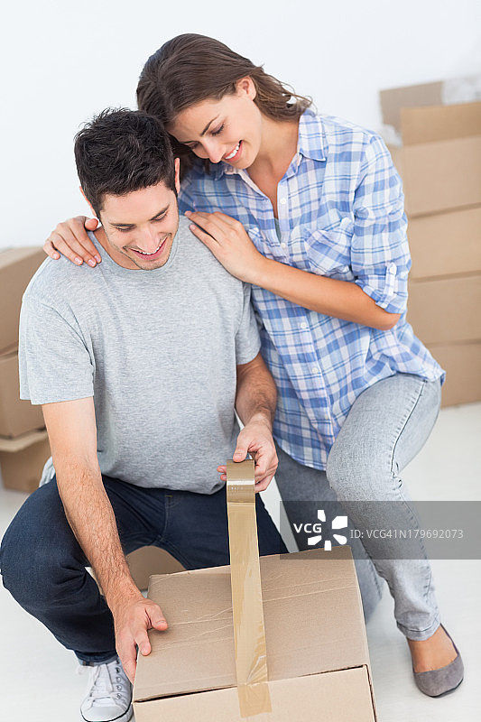 女人和男人在包装盒子图片素材