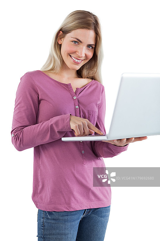 微笑的女人拿着笔记本电脑图片素材