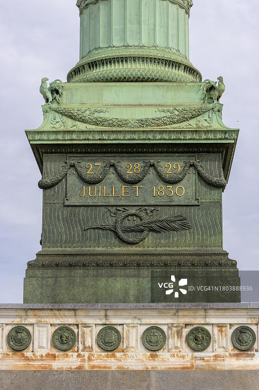巴士底广场上七月圆柱基座的细节，浮雕和文字27,28,29,1830年朱丽叶，巴黎，法兰西岛，法国图片素材