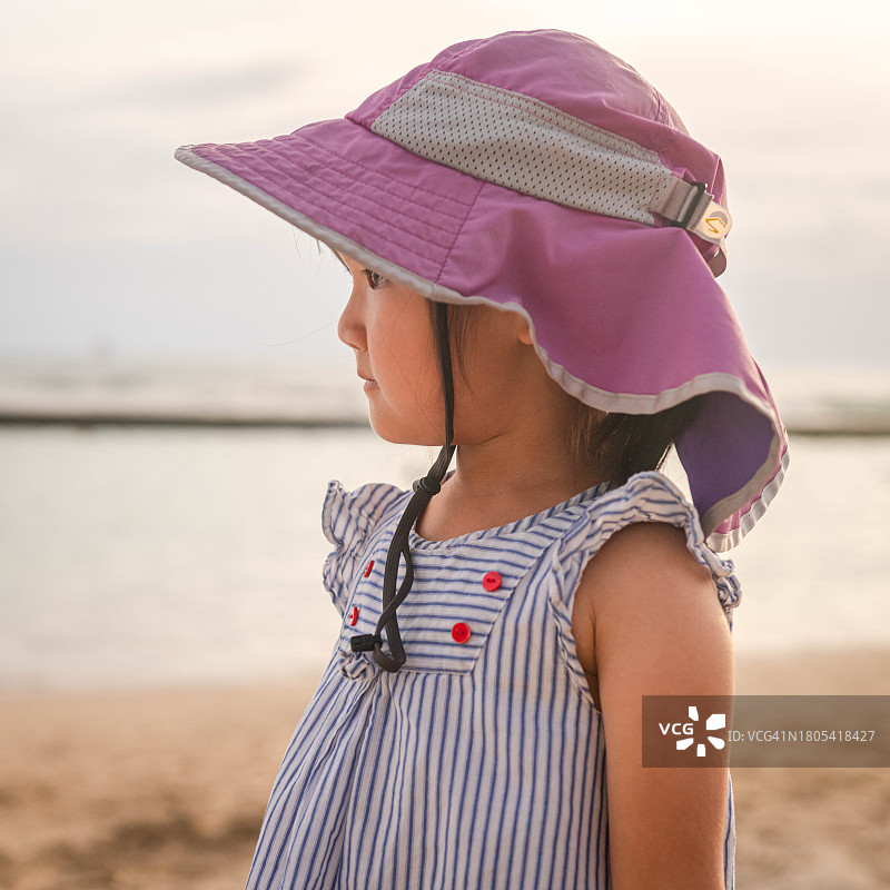 小女孩在瓦胡岛的威基基海滩上玩耍图片素材