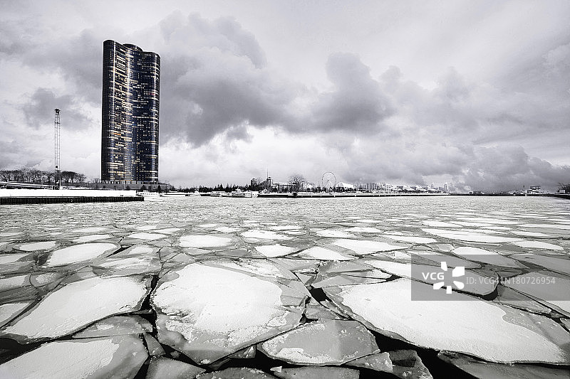 冰冻的芝加哥河和湖点塔图片素材