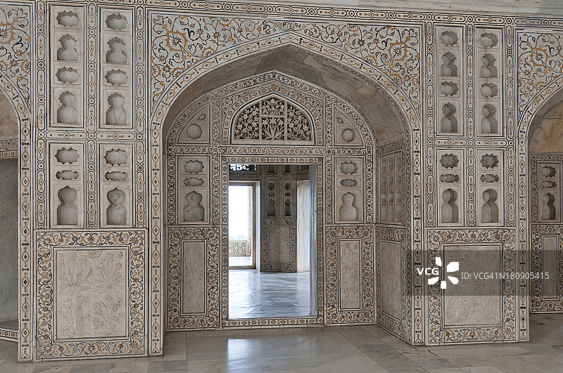 印度:阿格拉红堡，大理石门装饰图片素材