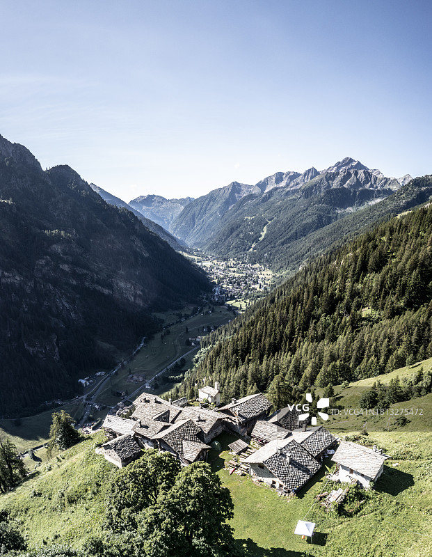 Alpenzu grande Walser村鸟瞰图。格雷森尼，莱斯谷，奥斯塔谷，意大利，欧洲图片素材