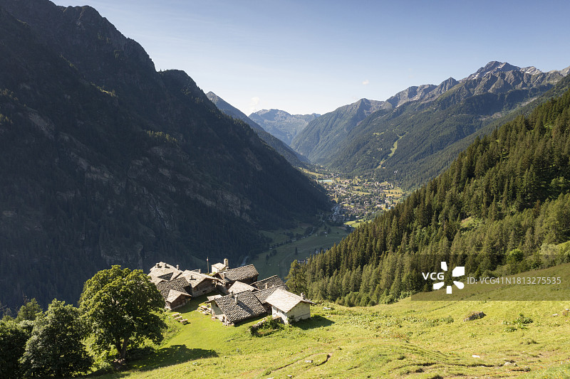Alpenzu grande Walser村鸟瞰图。格雷森尼，莱斯谷，奥斯塔谷，意大利，欧洲图片素材