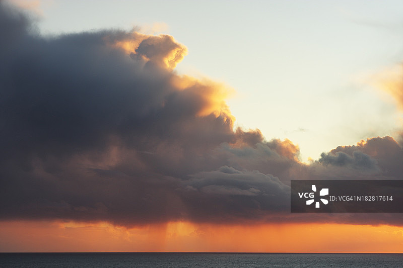 太平洋日落风暴云地平线图片素材