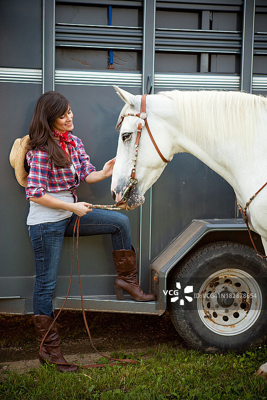 快乐，年轻女牛仔和马和拖车图片素材