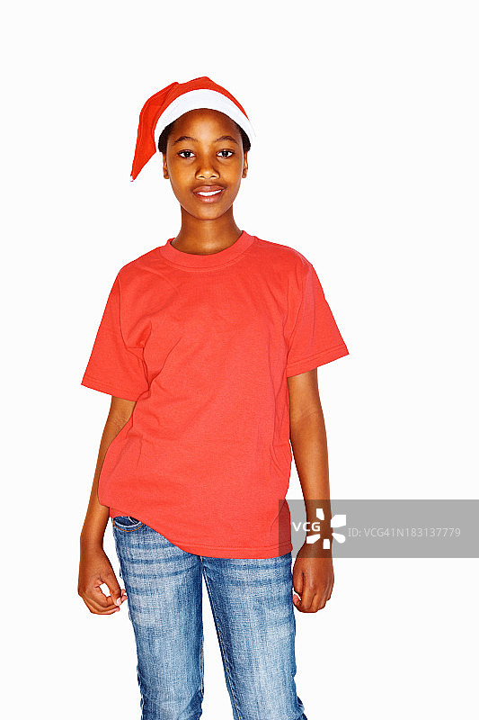 一个非洲女孩戴着圣诞老人的帽子，背景是白色的图片素材
