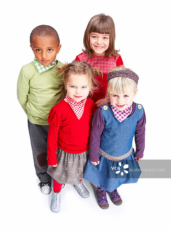 俯视图微笑的男孩和女孩在白色的背景图片素材