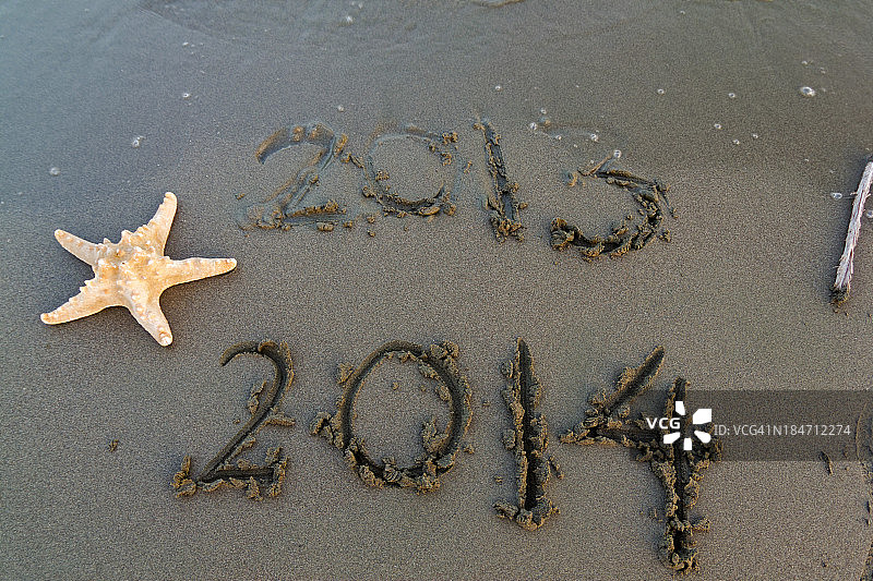 2014年新年在沙滩上图片素材