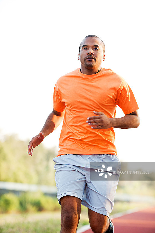 跑马拉松的非裔美国人。图片素材
