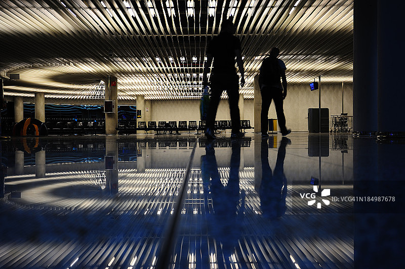 旅客在现代机场候机楼图片素材